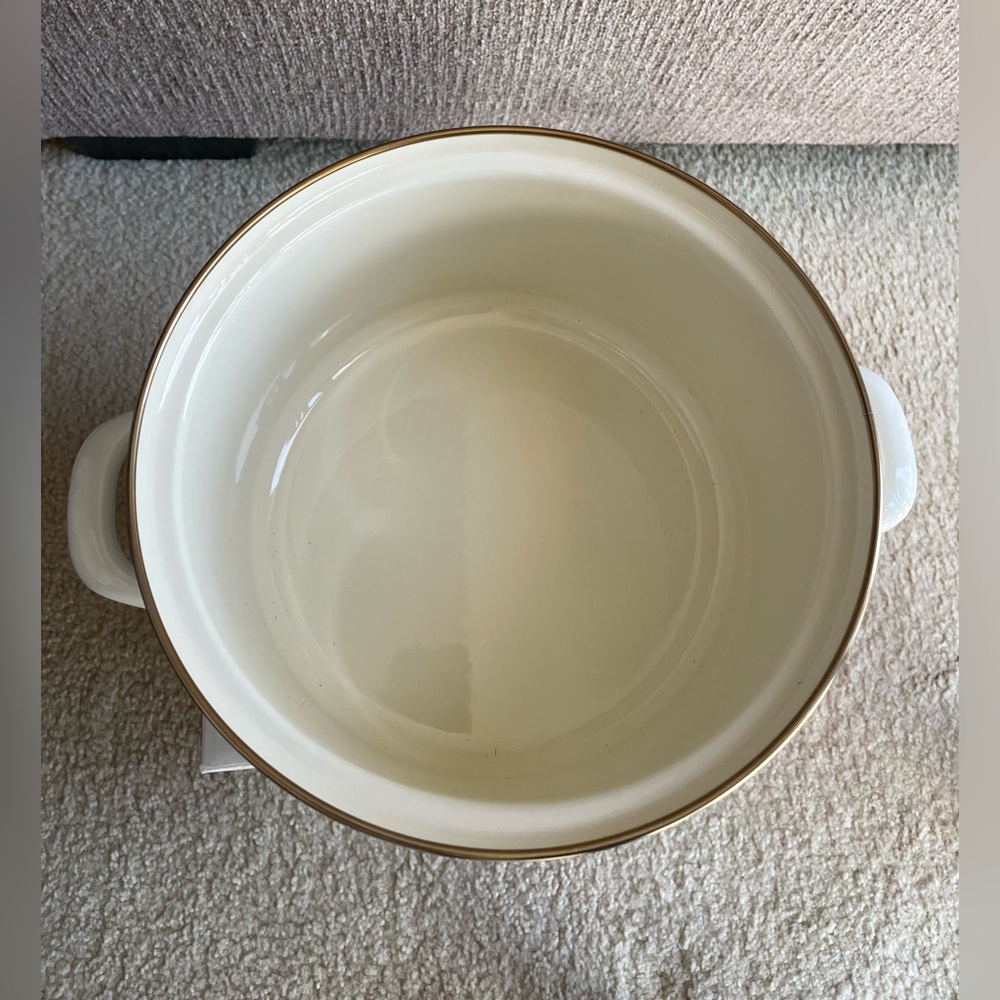 New Le Creuset White Petite Stockpot (3.8 quart) with/ Pretty gold color knob! - Picture 3 of 8